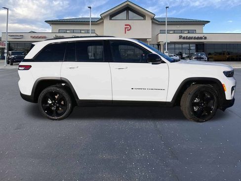 New 2025 Jeep Grand Cherokee Altitude image 21