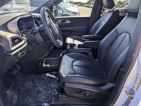 Used 2025 Chrysler Pacifica Select image 24