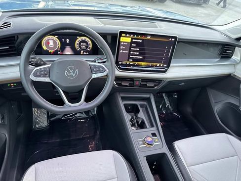 Used 2025 Volkswagen Tiguan SE w/ Panoramic Sunroof Package image 7