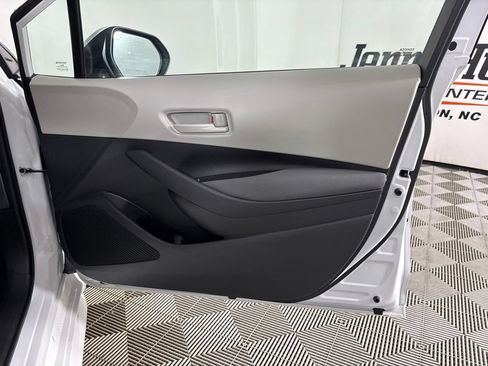 Used 2025 Toyota Corolla LE FWD image 28