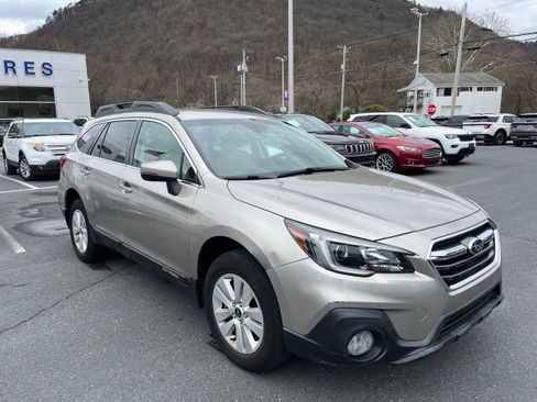 Used 2018 Subaru Outback 2.5i Premium image 3
