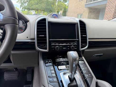 Used 2014 Porsche Cayenne w/ Comfort Plus Package AWD/4WD image 11