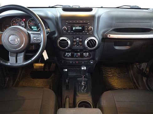Used 2015 Jeep Wrangler Unlimited Rubicon w/ Connectivity Group AWD/4WD image 18