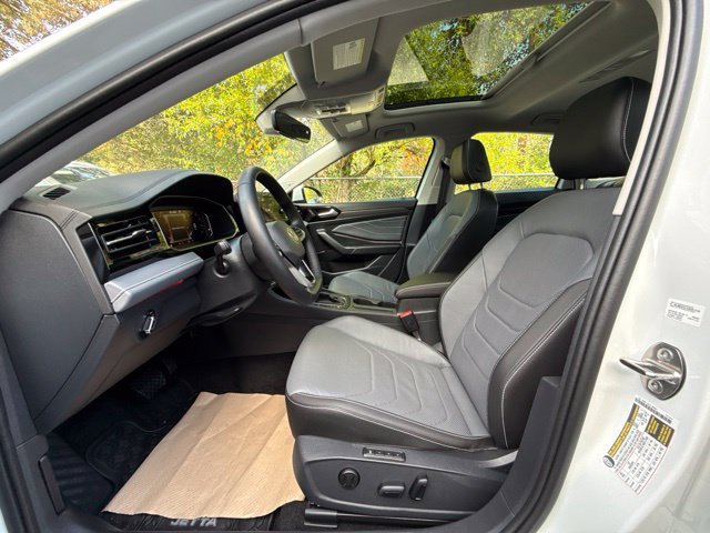 Used 2025 Volkswagen Jetta SEL FWD image 9