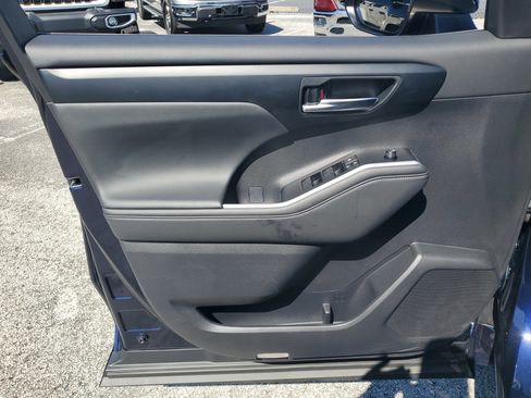 Used 2025 Toyota Highlander XLE FWD image 10
