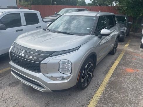 Used 2024 Mitsubishi Outlander SE AWD/4WD image 2