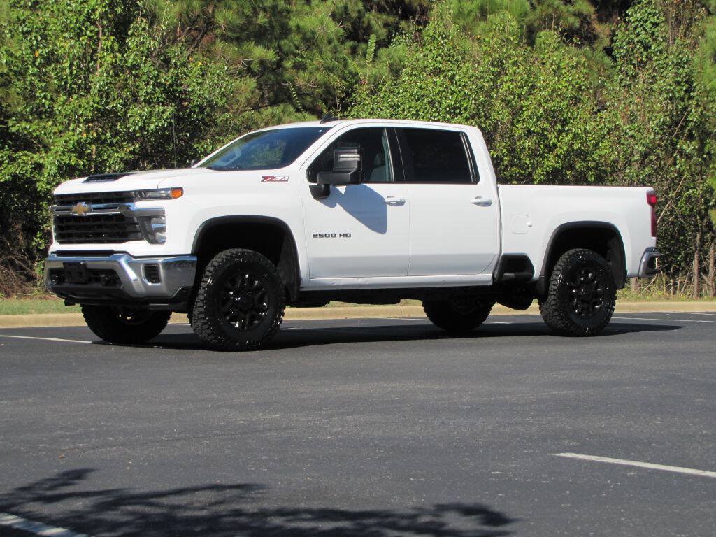 Used 2024 Chevrolet Silverado 2500 LT AWD/4WD image 3