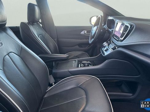 Used 2025 Chrysler Pacifica Limited image 20