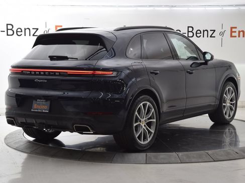 Used 2024 Porsche Cayenne AWD/4WD image 6