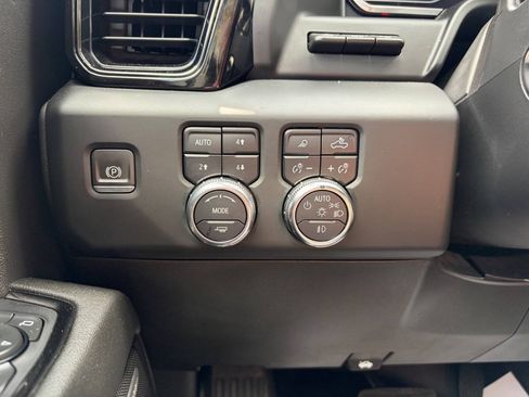 Used 2023 GMC Sierra 1500 AT4 w/ AT4 Premium Package AWD/4WD image 17