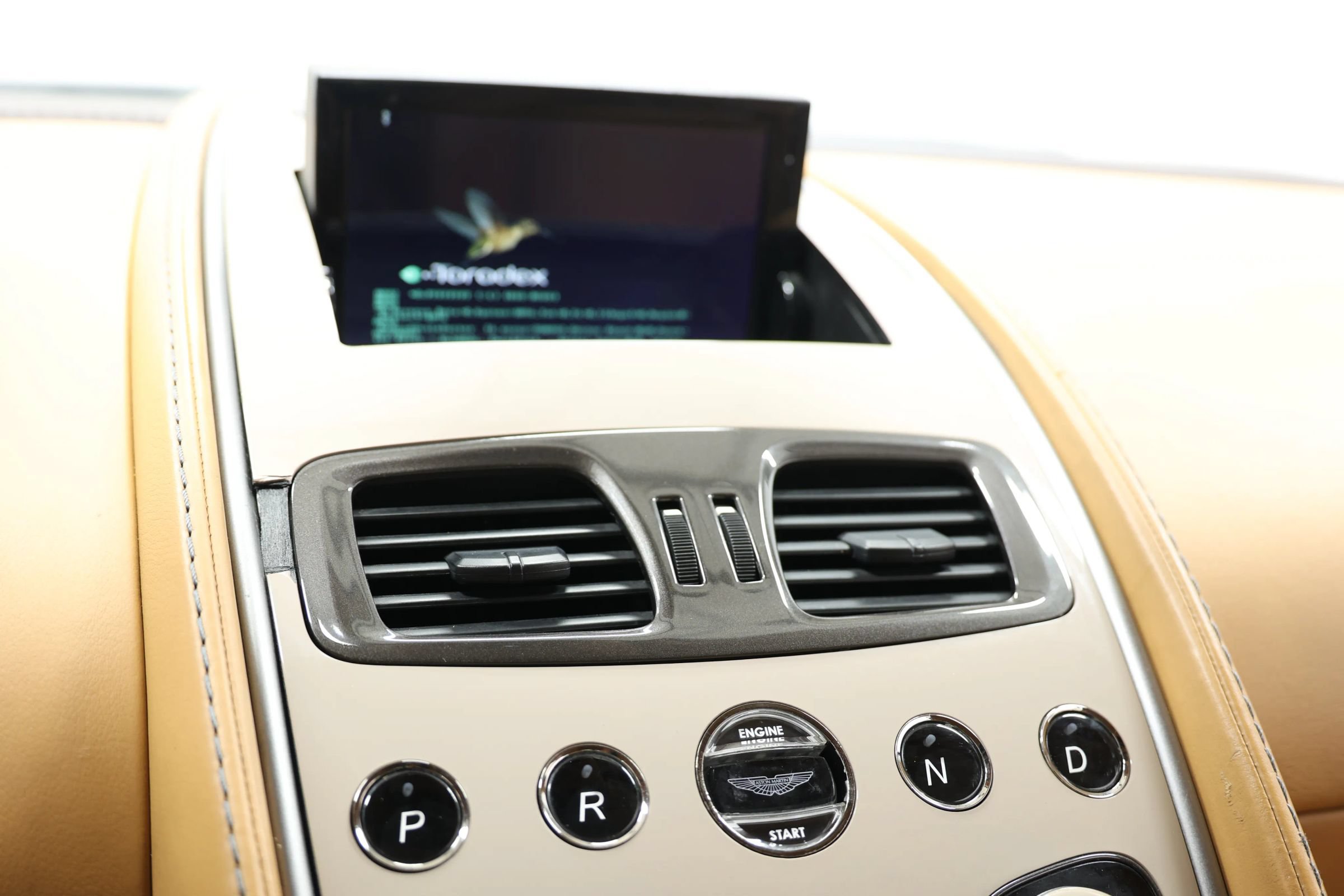 Used 2015 Aston Martin Vanquish Volante RWD image 32