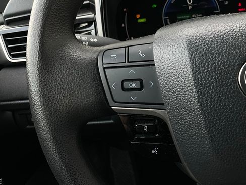 Used 2025 Toyota Camry LE image 32