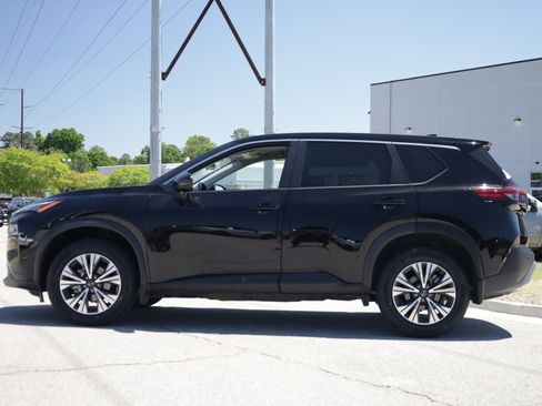 Used 2023 Nissan Rogue SV FWD image 2