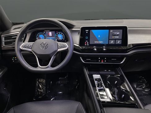 Used 2024 Volkswagen Atlas Cross Sport SE w/ Panoramic Sunroof Package image 5