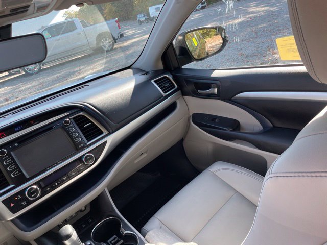 Used 2019 Toyota Highlander XLE AWD/4WD image 26