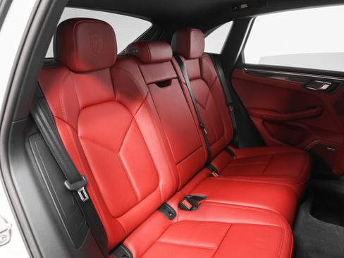 Certified 2025 Porsche Macan GTS image 34