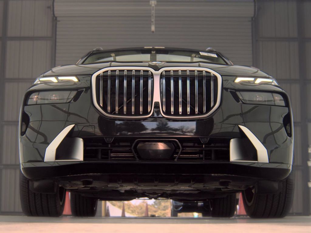 Used 2026 BMW X7 xDrive40i AWD/4WD image 3
