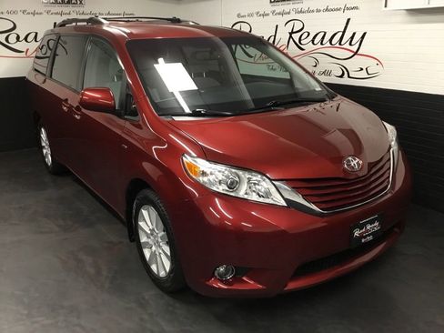 Used 2017 Toyota Sienna LE image 2