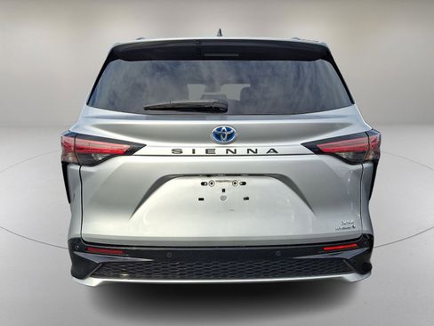 Used 2022 Toyota Sienna XSE image 8