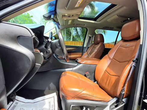Used 2017 Cadillac Escalade ESV Luxury AWD/4WD image 4