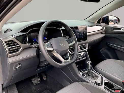 Used 2025 Volkswagen Taos SE image 12