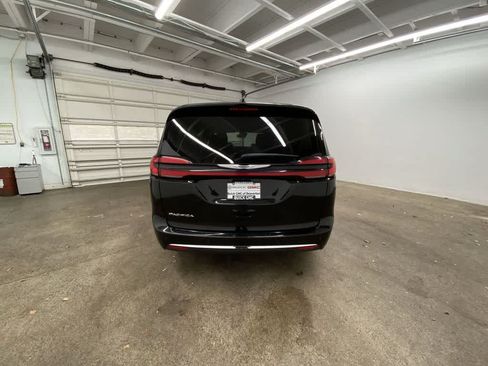 Used 2024 Chrysler Pacifica Touring-L FWD image 5