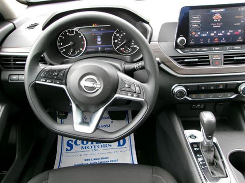 Used 2025 Nissan Altima 2.5 SV FWD image 11