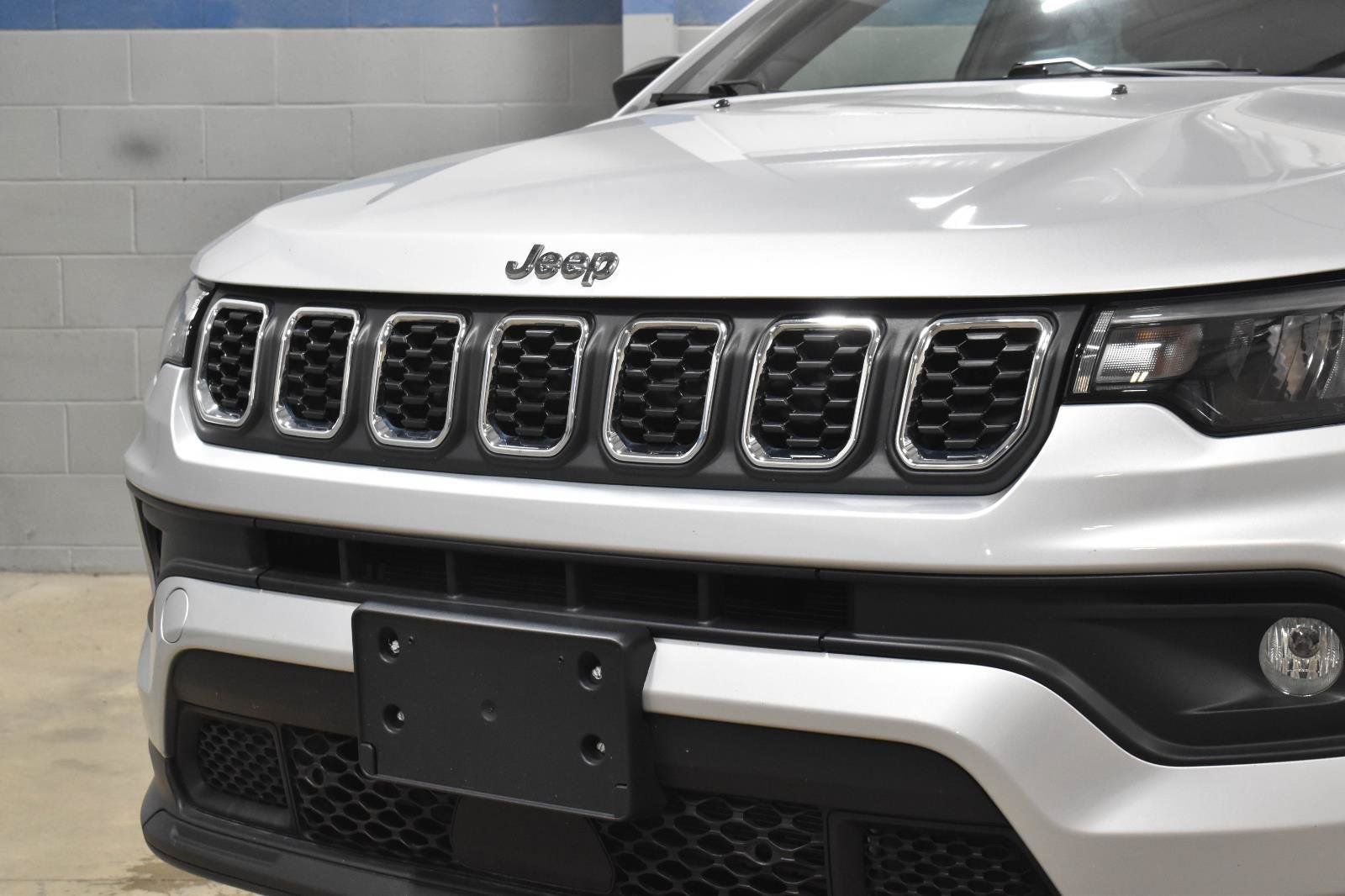 Used 2025 Jeep Compass Latitude AWD/4WD image 32
