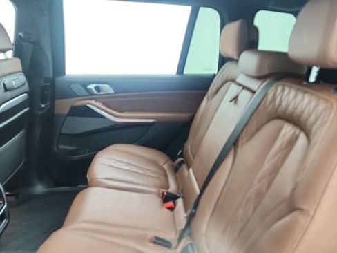 Used 2025 BMW X7 M60i image 34
