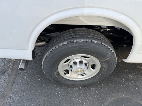 New 2026 Chevrolet Express 3500 Extended RWD image 8