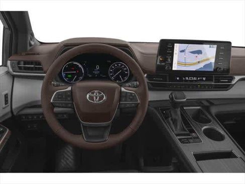 Used 2025 Toyota Sienna Platinum image 4