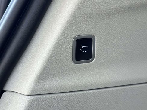 Used 2024 Chrysler Pacifica Touring-L image 10