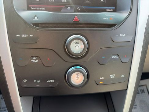 Used 2015 Ford Explorer XLT w/ Equipment Group 202B AWD/4WD image 18