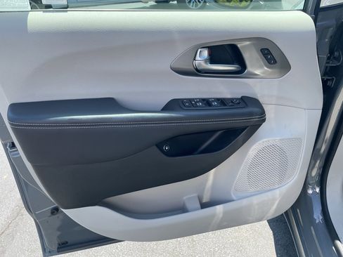 Used 2022 Chrysler Pacifica Touring-L w/ Uconnect Theater Family Group image 12