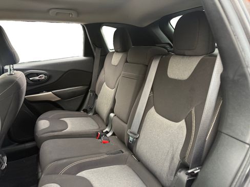 Used 2018 Jeep Cherokee Latitude w/ Altitude Package image 13