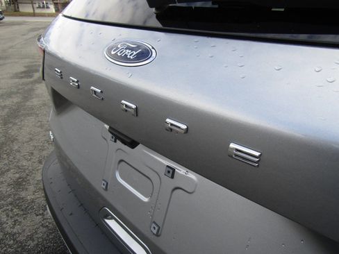 Used 2022 Ford Escape SE image 34