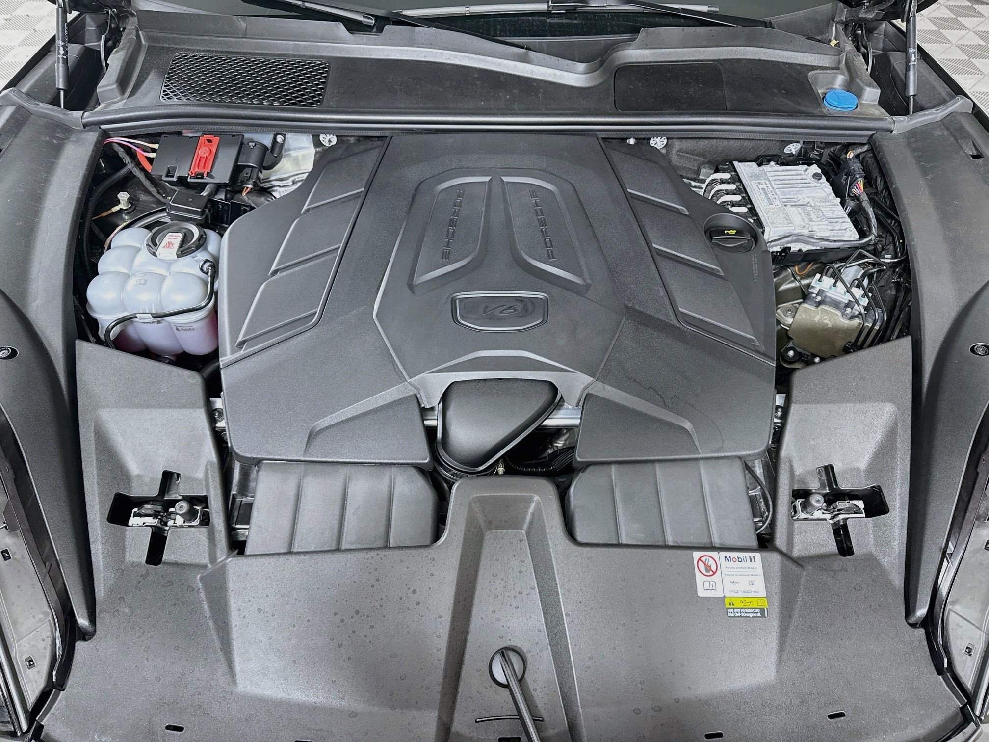 Certified 2024 Porsche Cayenne AWD/4WD image 29
