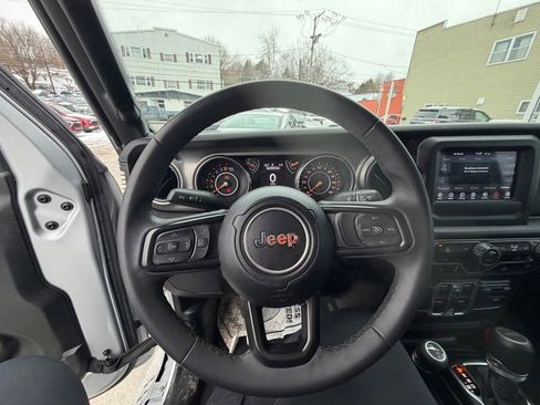 Used 2023 Jeep Gladiator Sport image 13