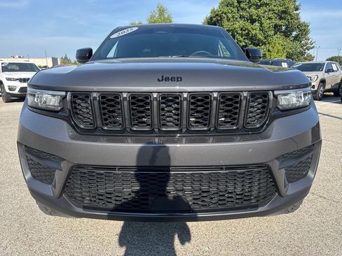 Used 2025 Jeep Grand Cherokee Altitude AWD/4WD image 10