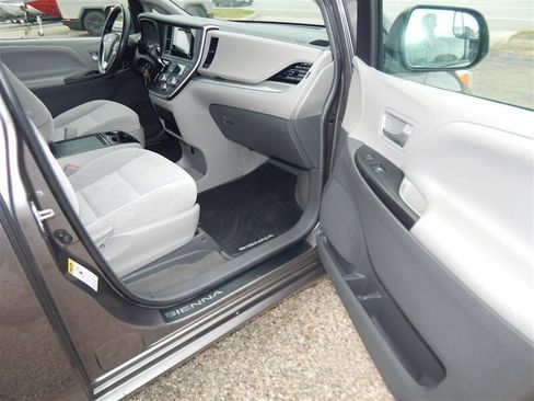 Used 2017 Toyota Sienna LE FWD image 23