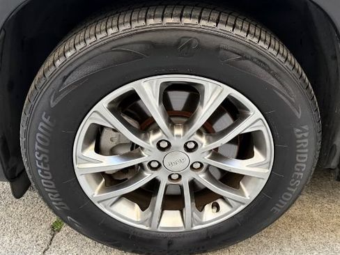 Used 2019 Jeep Cherokee Latitude Plus FWD image 24