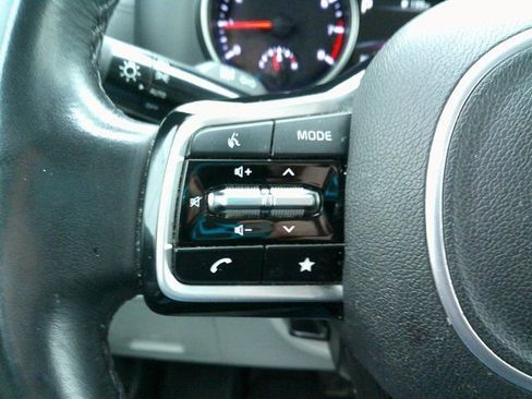 Used 2023 Kia Carnival LX image 11