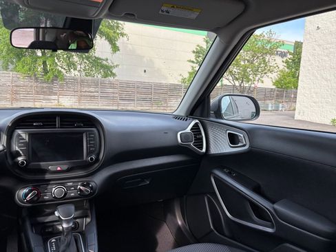 Used 2025 Kia Soul LX w/ LX Technology Package FWD image 34