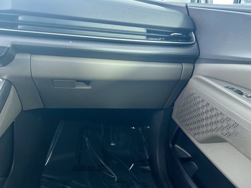 New 2026 Kia Carnival EX FWD image 34
