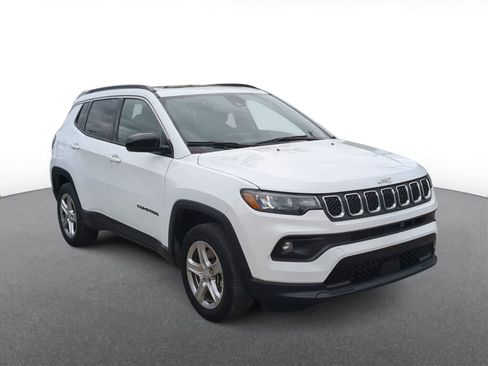 Used 2024 Jeep Compass Latitude w/ Sun and Sound Group AWD/4WD image 2