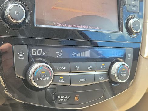Used 2018 Nissan Rogue SV FWD image 23