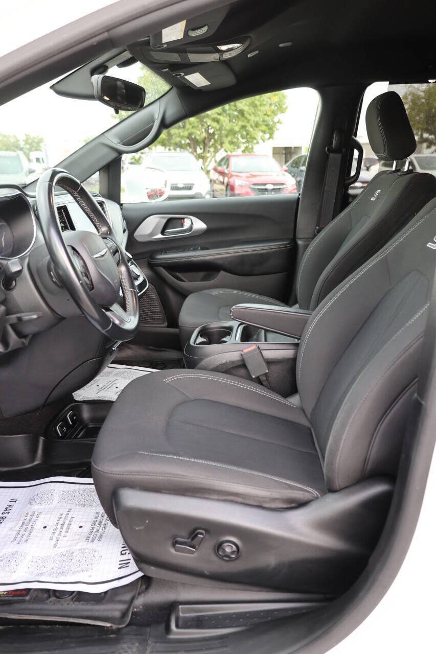 Used 2018 Chrysler Pacifica Touring Plus w/ S Appearance Package FWD image 13