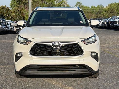 Used 2020 Toyota Highlander XLE image 2