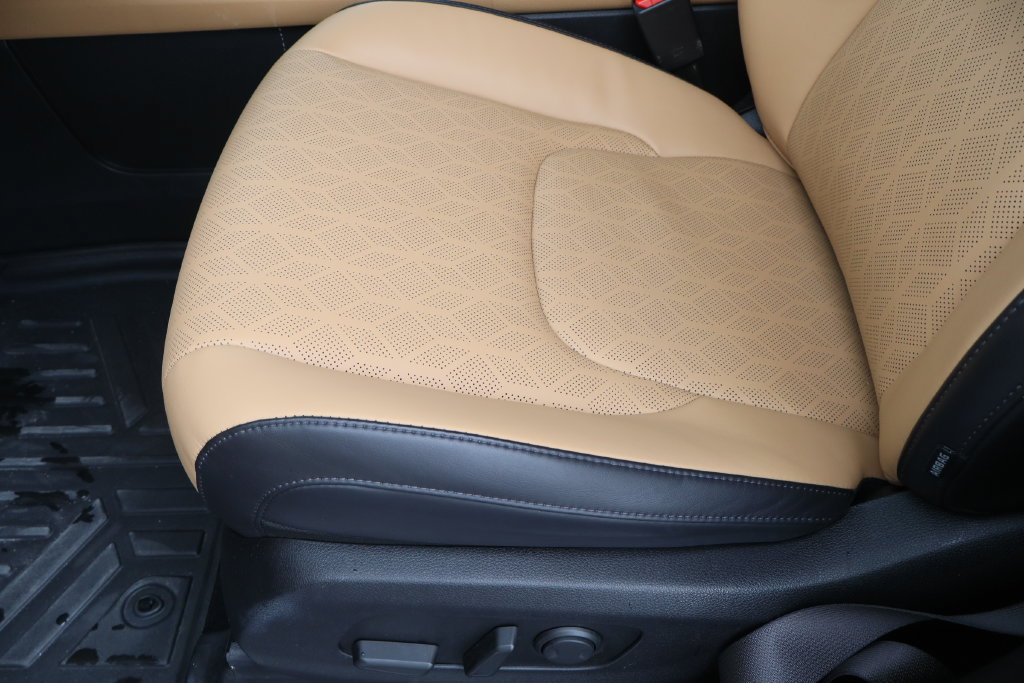 Used 2023 Kia Carnival EX FWD image 20
