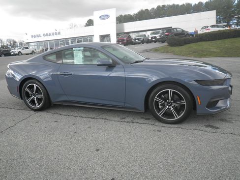 Used 2025 Ford Mustang Premium image 8